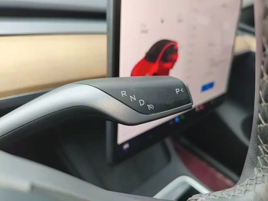 Tesla Model Y — миниатюра 14