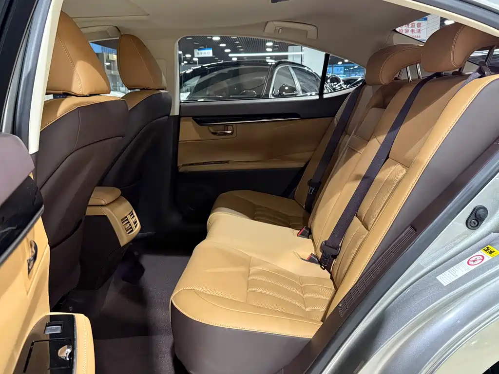 Lexus ES — миниатюра 11