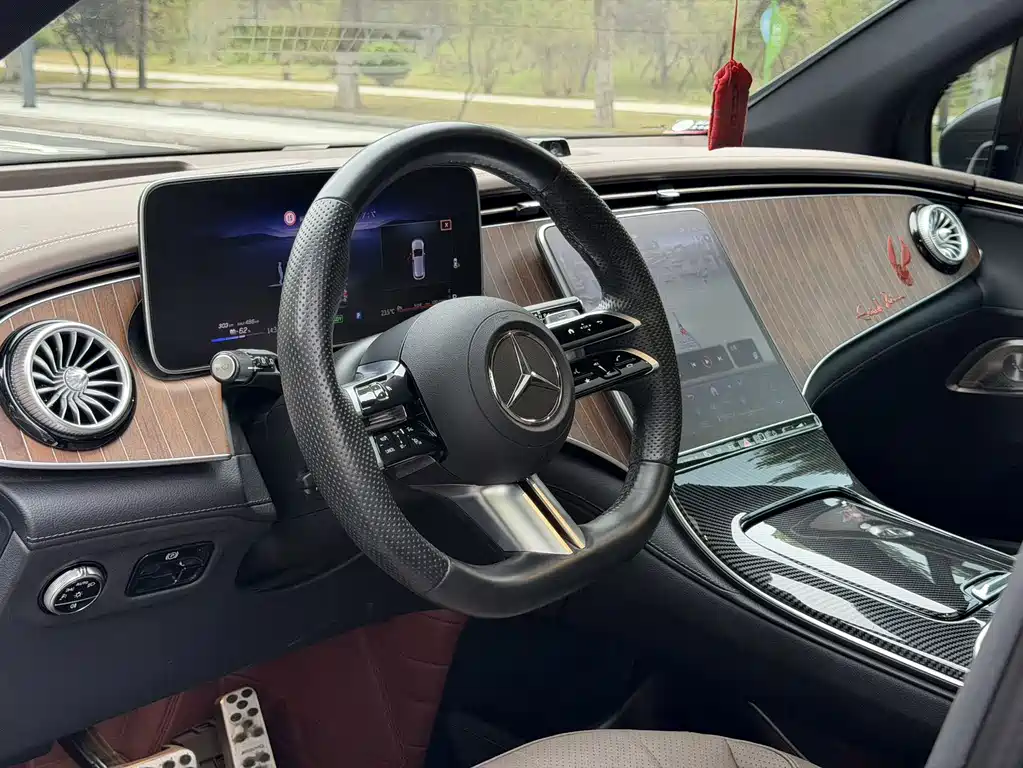 Mercedes-Benz EQE SUV — миниатюра 9