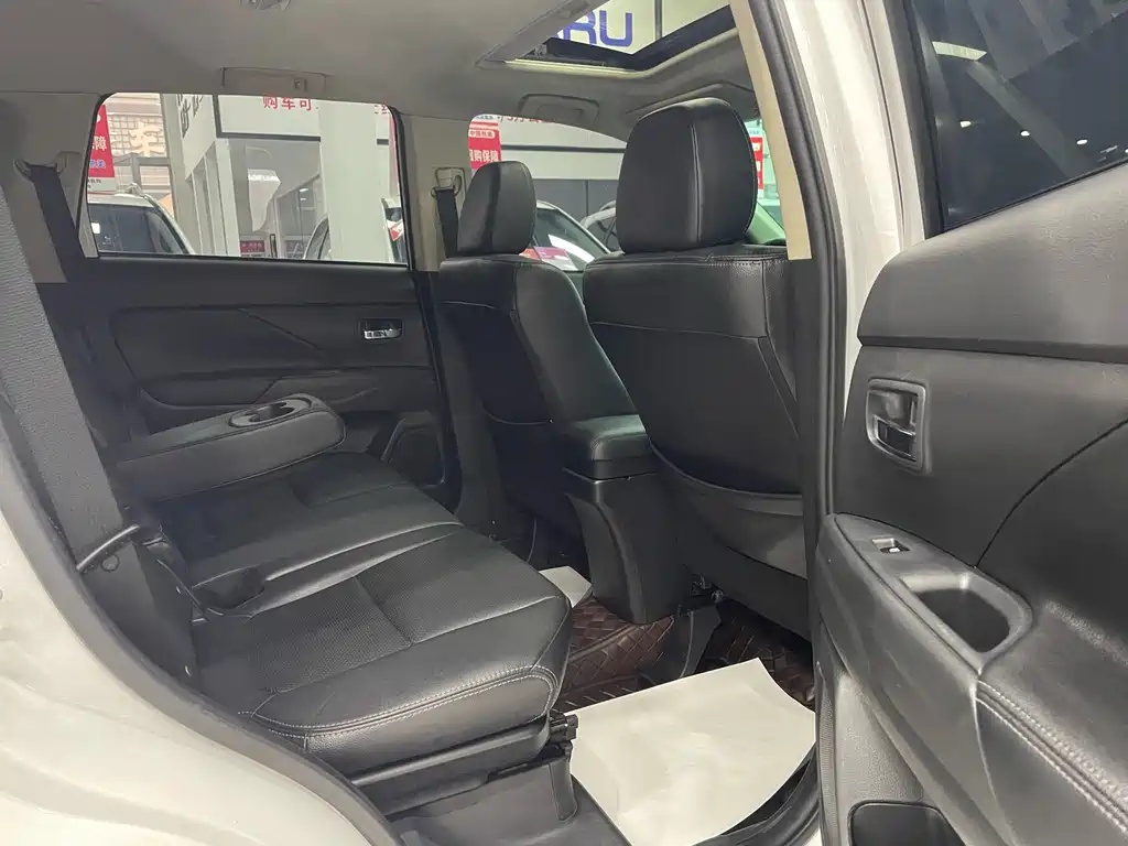 MITSUBISHI OUTLANDER