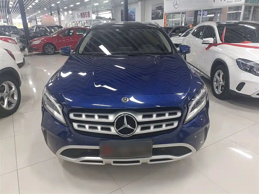 MERCEDES-BENZ  GLA