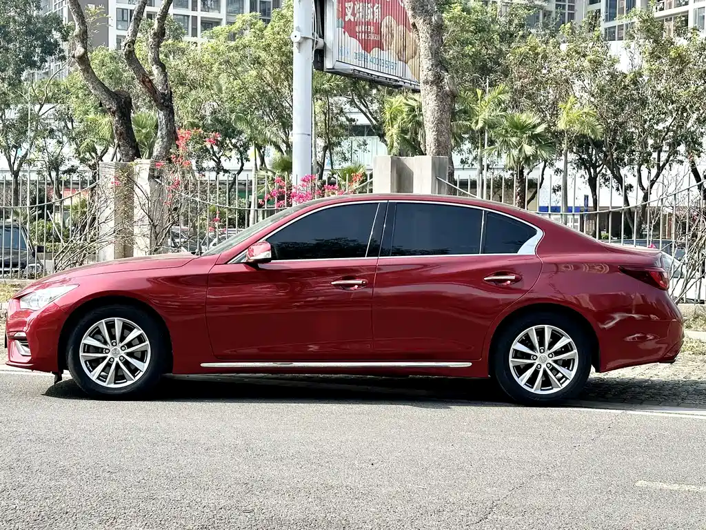 INFINITI Q50L