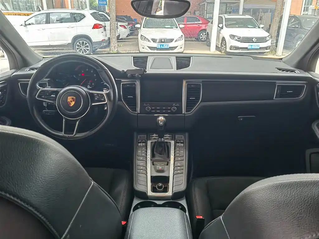 PORSCHE MACAN