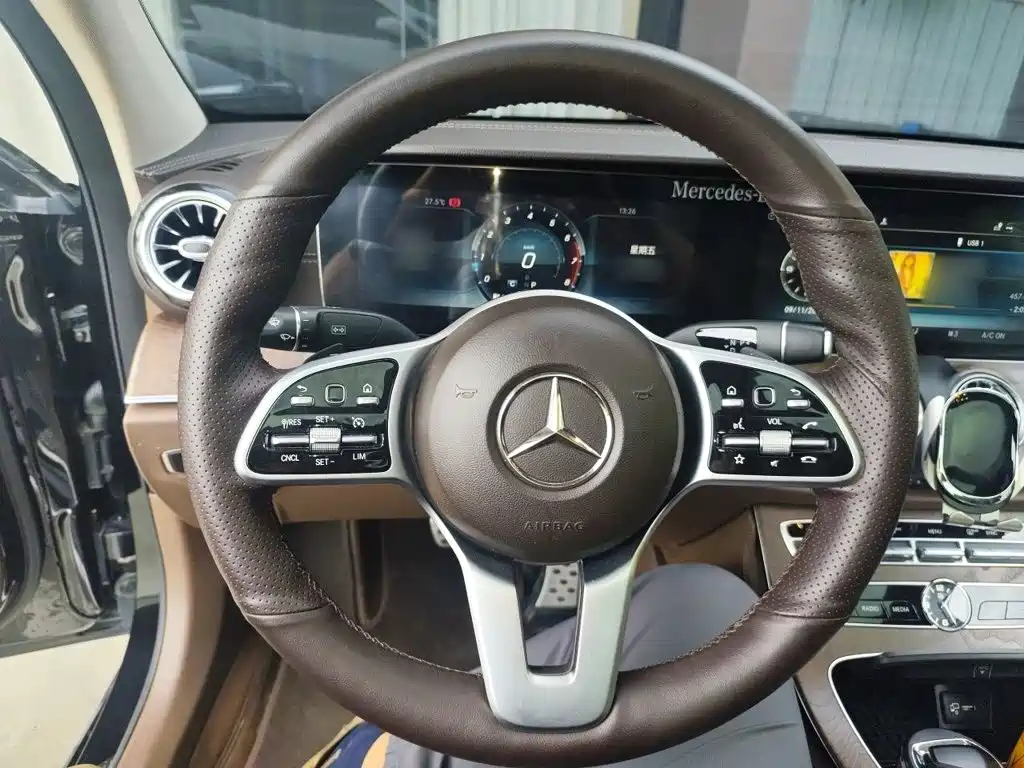 Mercedes-Benz E-Class — миниатюра 11