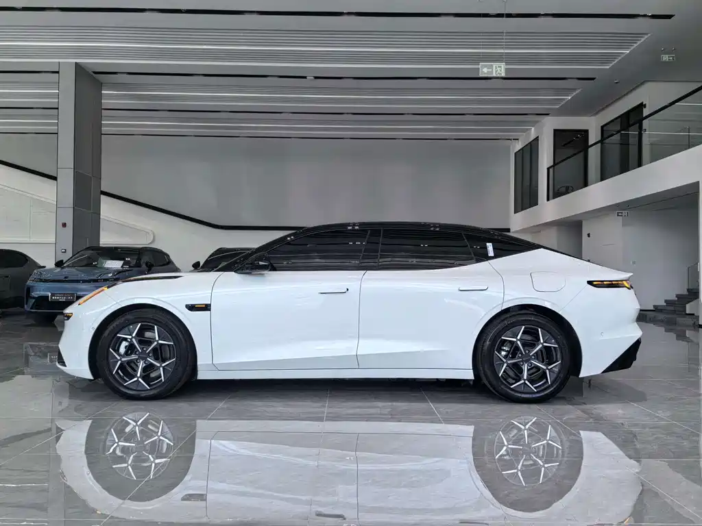 Lynk & Co 10 — миниатюра 12