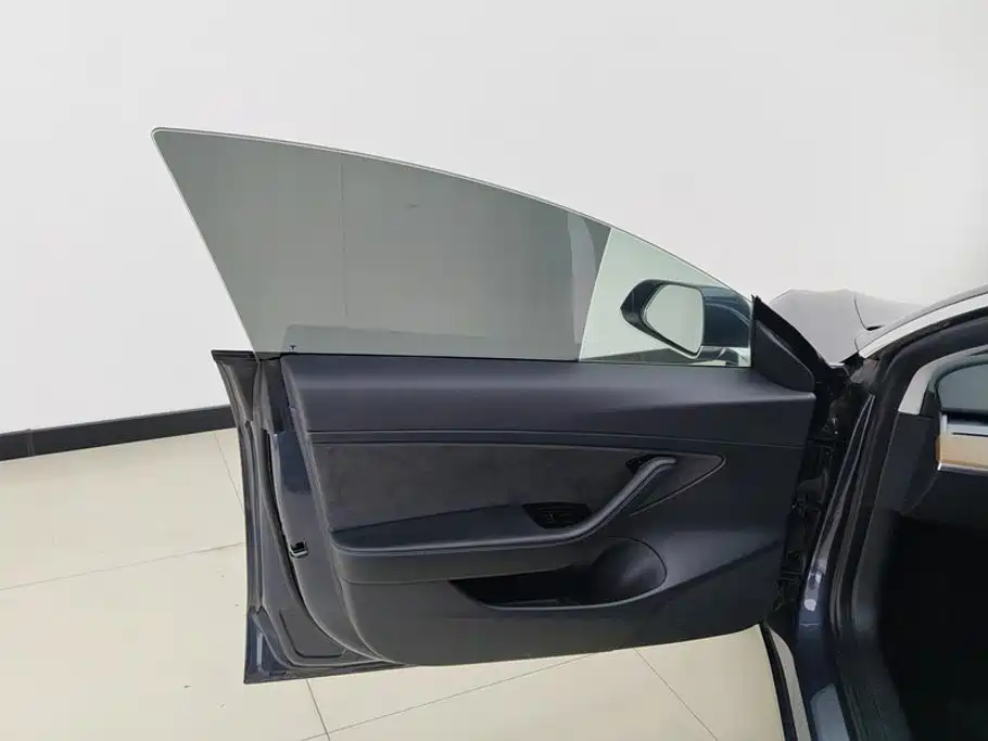 Tesla Model 3 — миниатюра 7