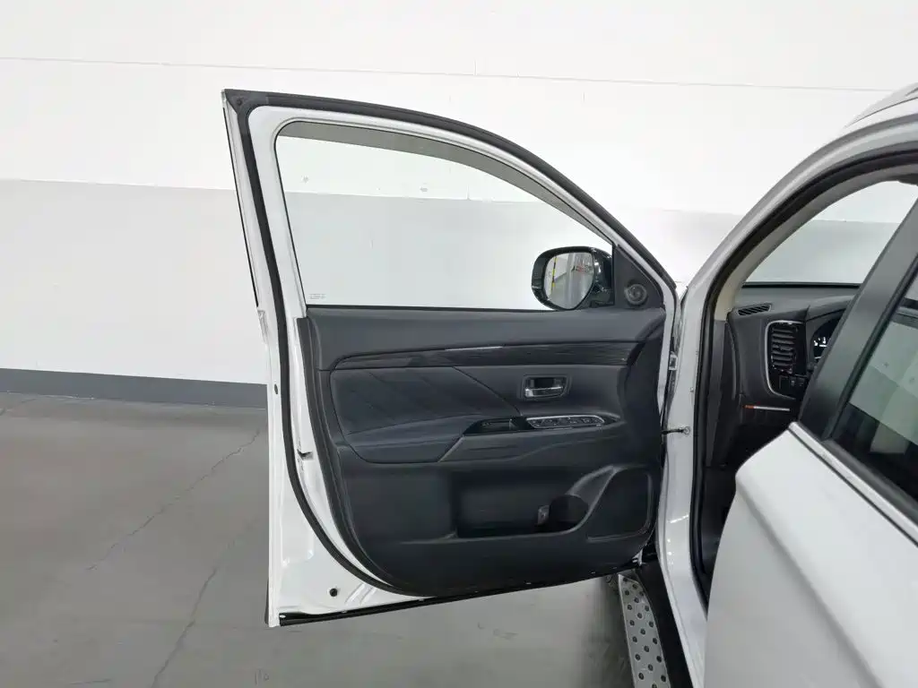 Mitsubishi Outlander — миниатюра 8