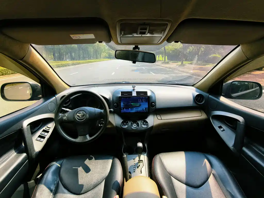 Toyota RAV4 — миниатюра 6