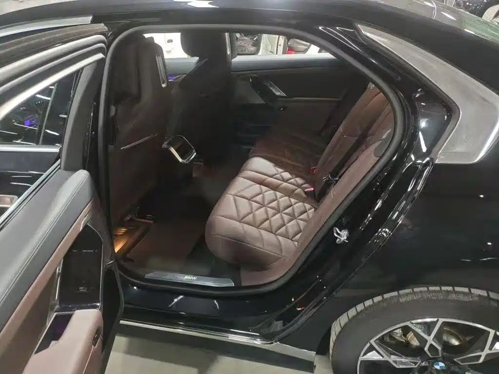 BMW 7 Series — миниатюра 2