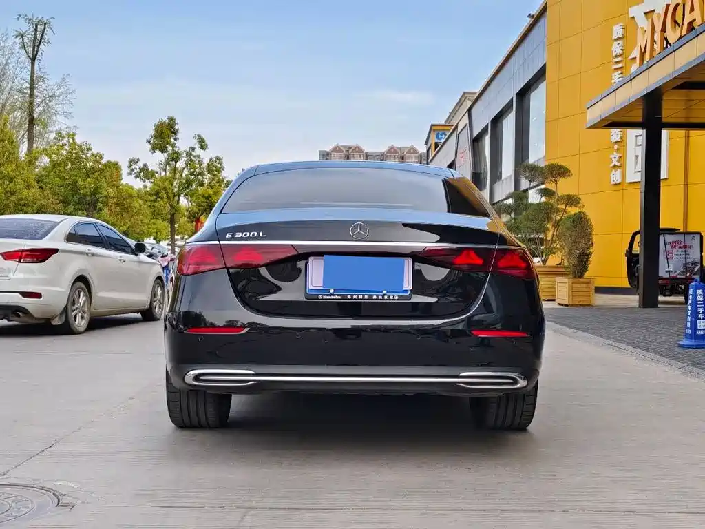 Mercedes-Benz E-Class — миниатюра 5