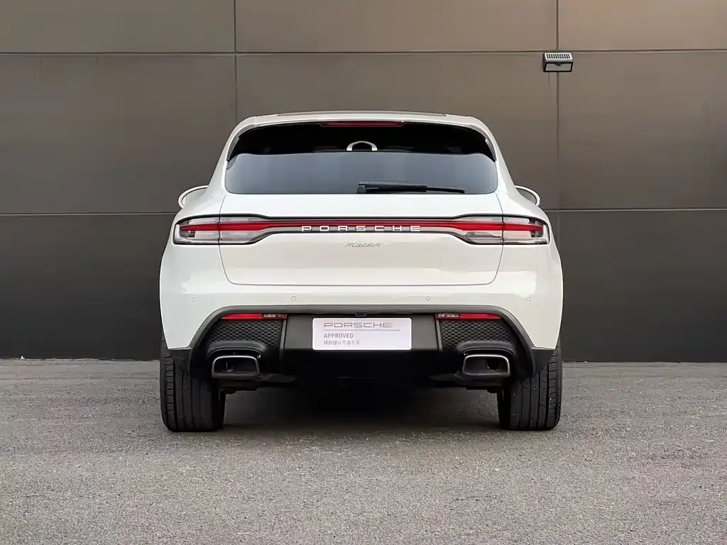 PORSCHE MACAN