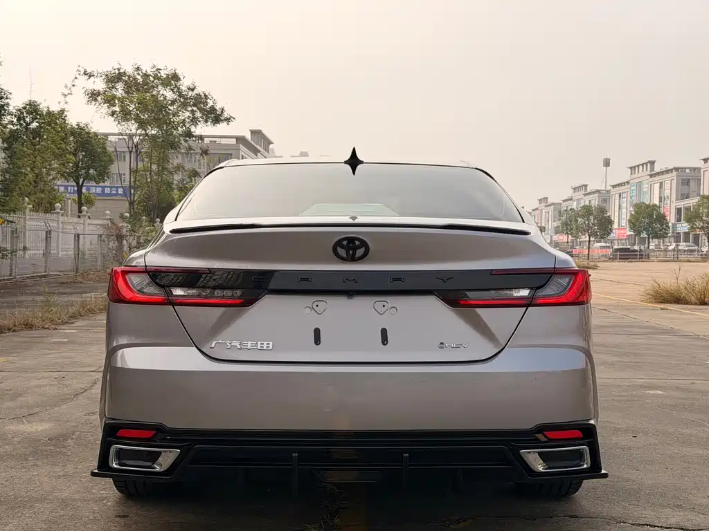 Toyota Camry — миниатюра 8
