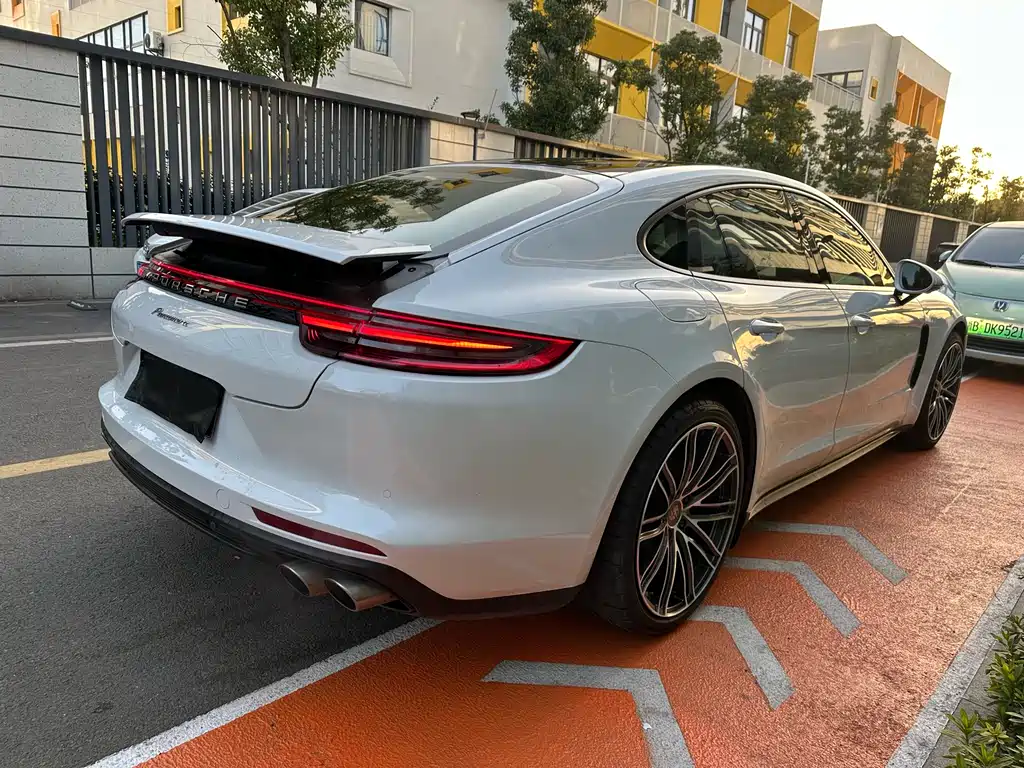 PORSCHE PANAMERA