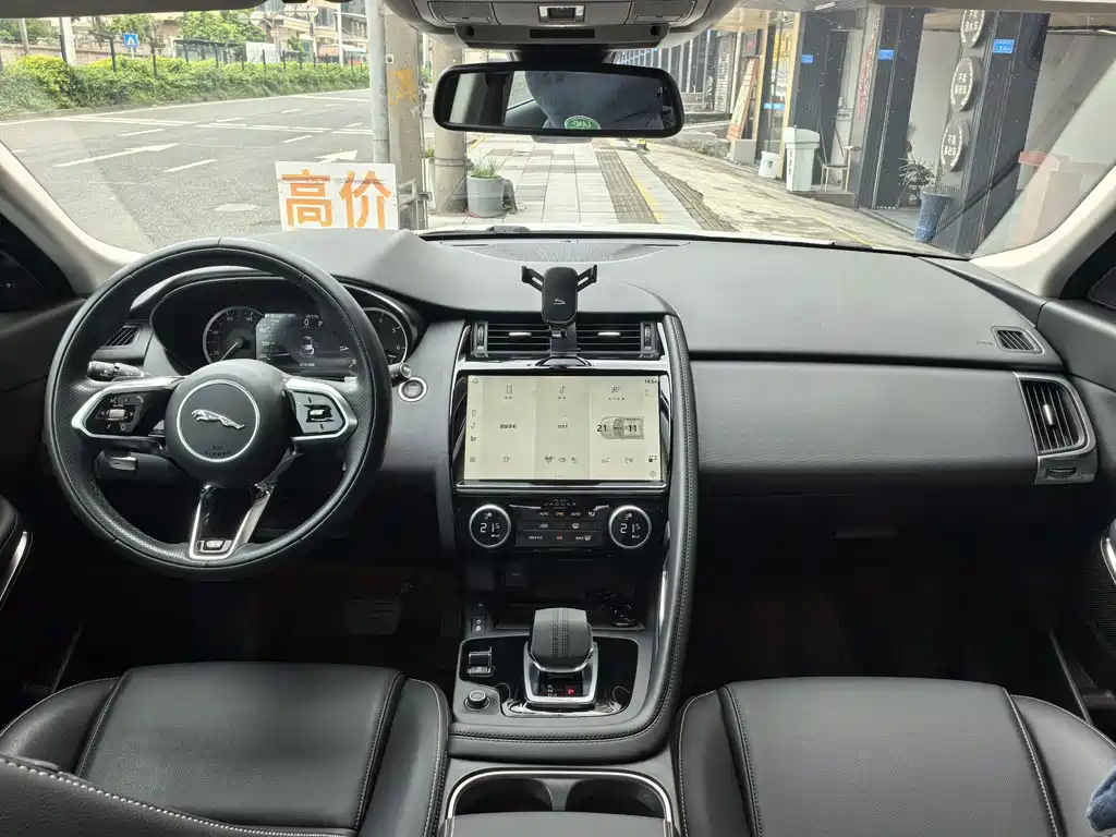 Jaguar E-PACE — миниатюра 9