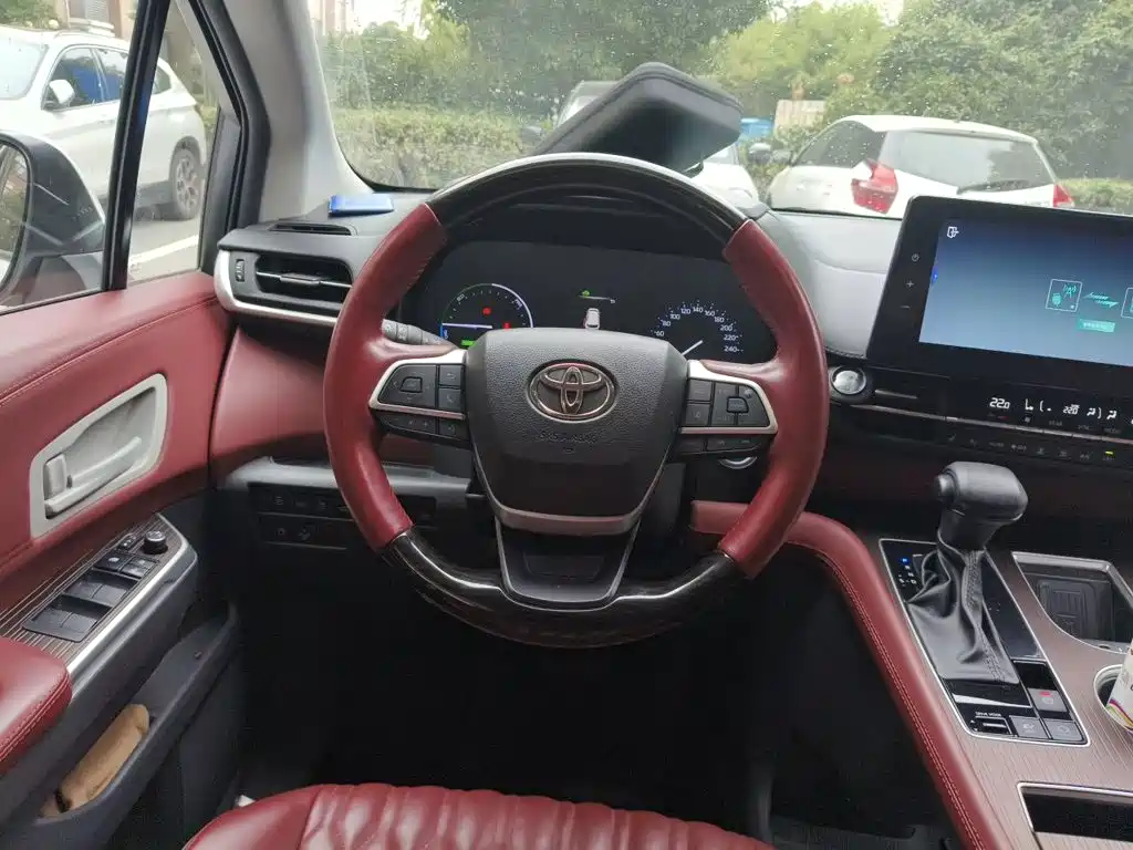 Toyota Granvia — миниатюра 3