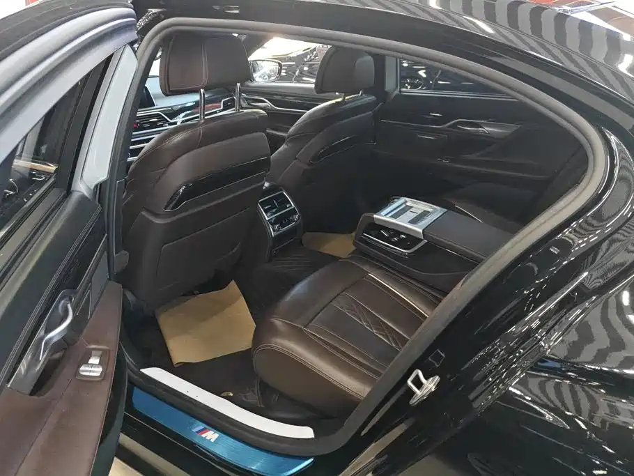BMW 7 Series — миниатюра 11