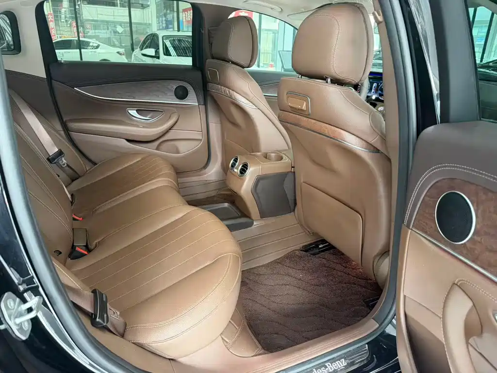 Mercedes-Benz E-Class — миниатюра 9