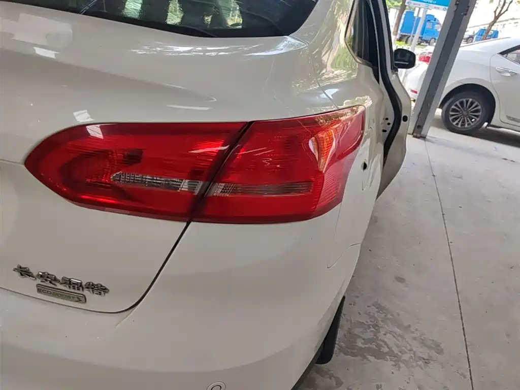 Ford Focus 2015 EcoBoost 125 AT