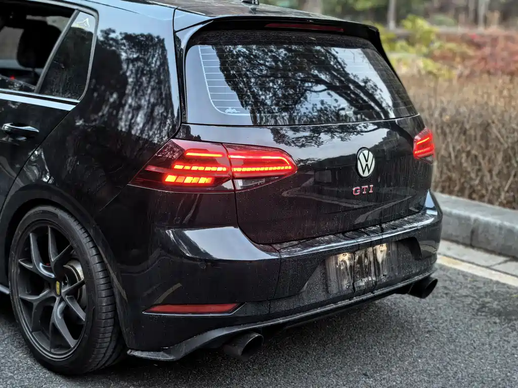 VOLKSWAGEN GOLF GTI