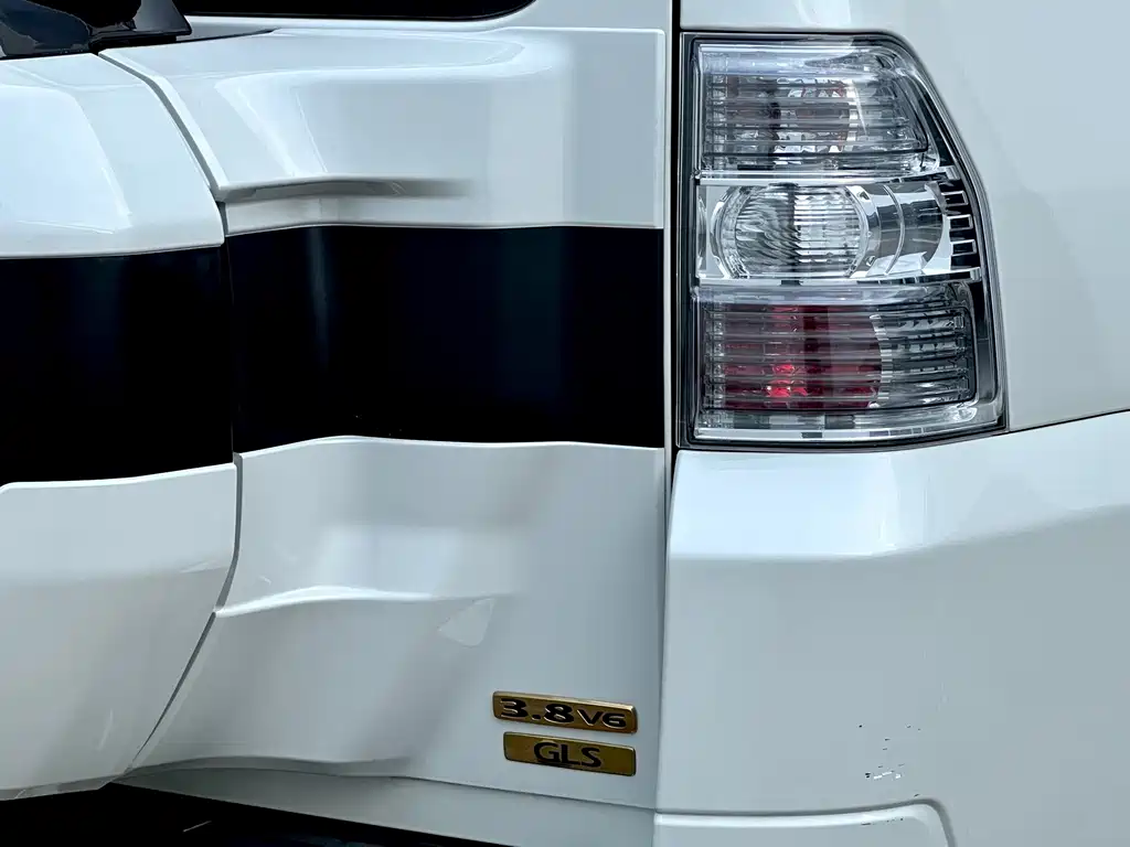 Mitsubishi Pajero (Import) — миниатюра 17