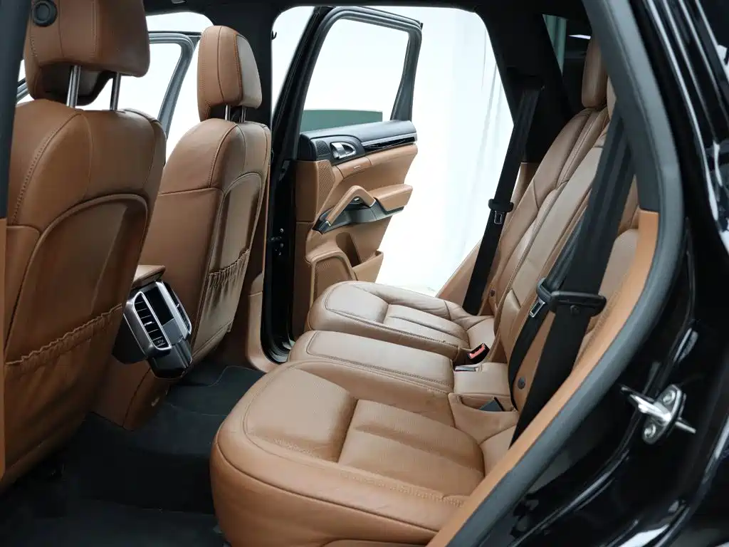 Porsche Cayenne — миниатюра 7