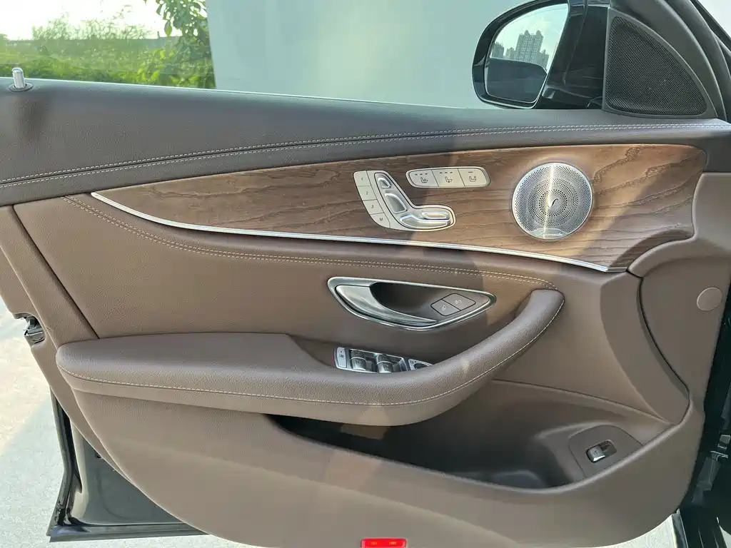 Mercedes-Benz E-Class — миниатюра 13