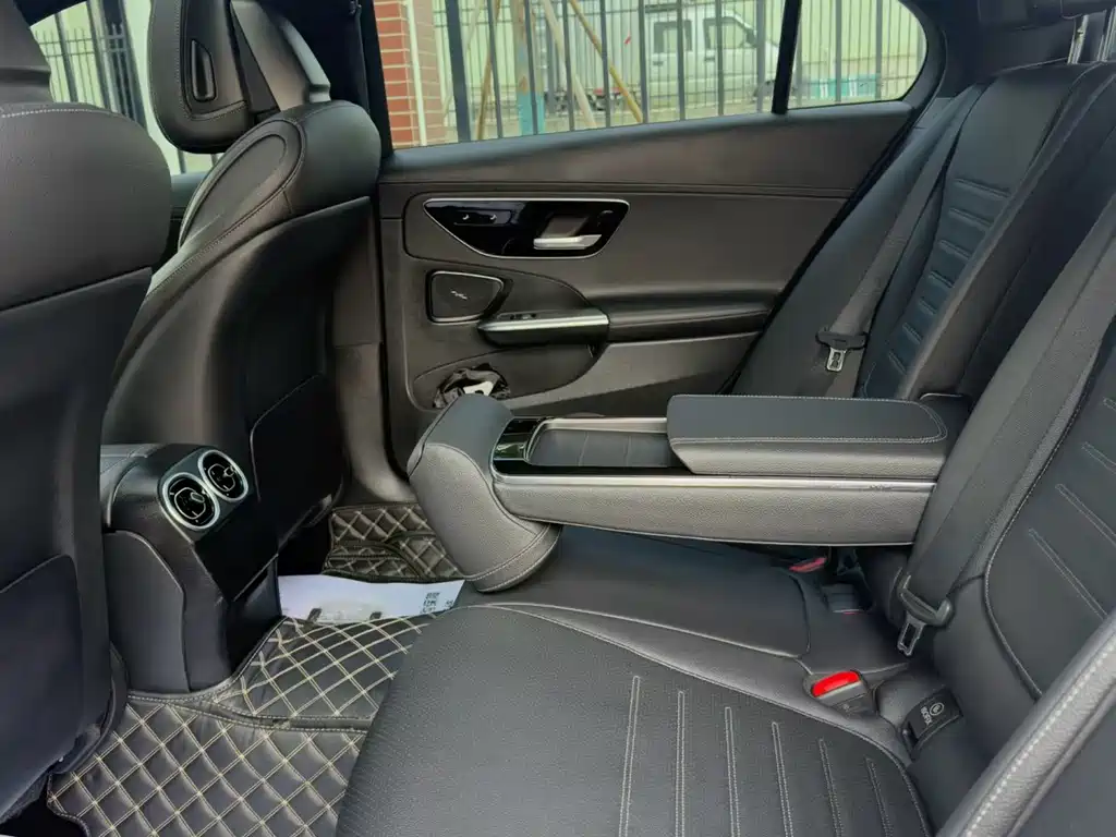 Mercedes-Benz C-Class — миниатюра 6