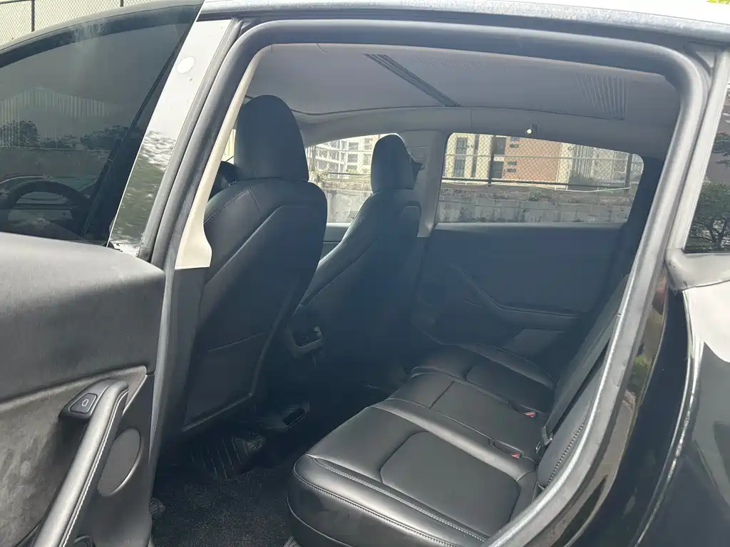 Tesla Model Y — миниатюра 8