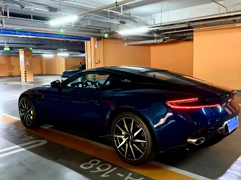 Aston Martin DB11 — миниатюра 12