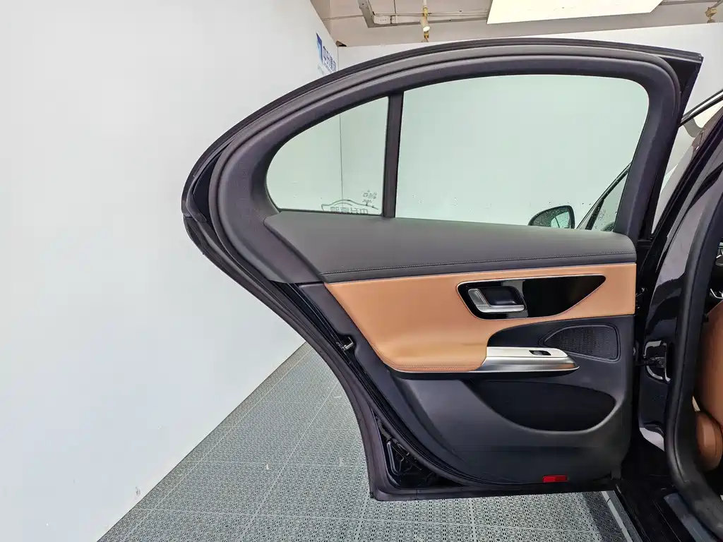 Mercedes-Benz E-Class (Import) — миниатюра 14