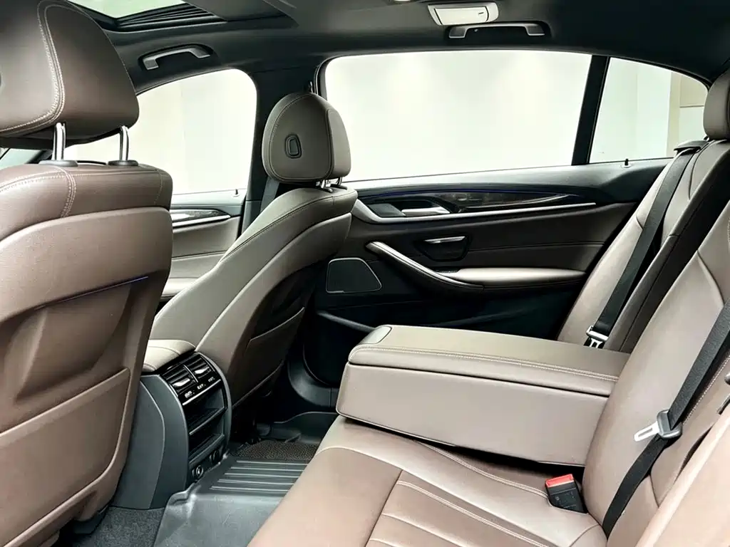 BMW 5 Series — миниатюра 9