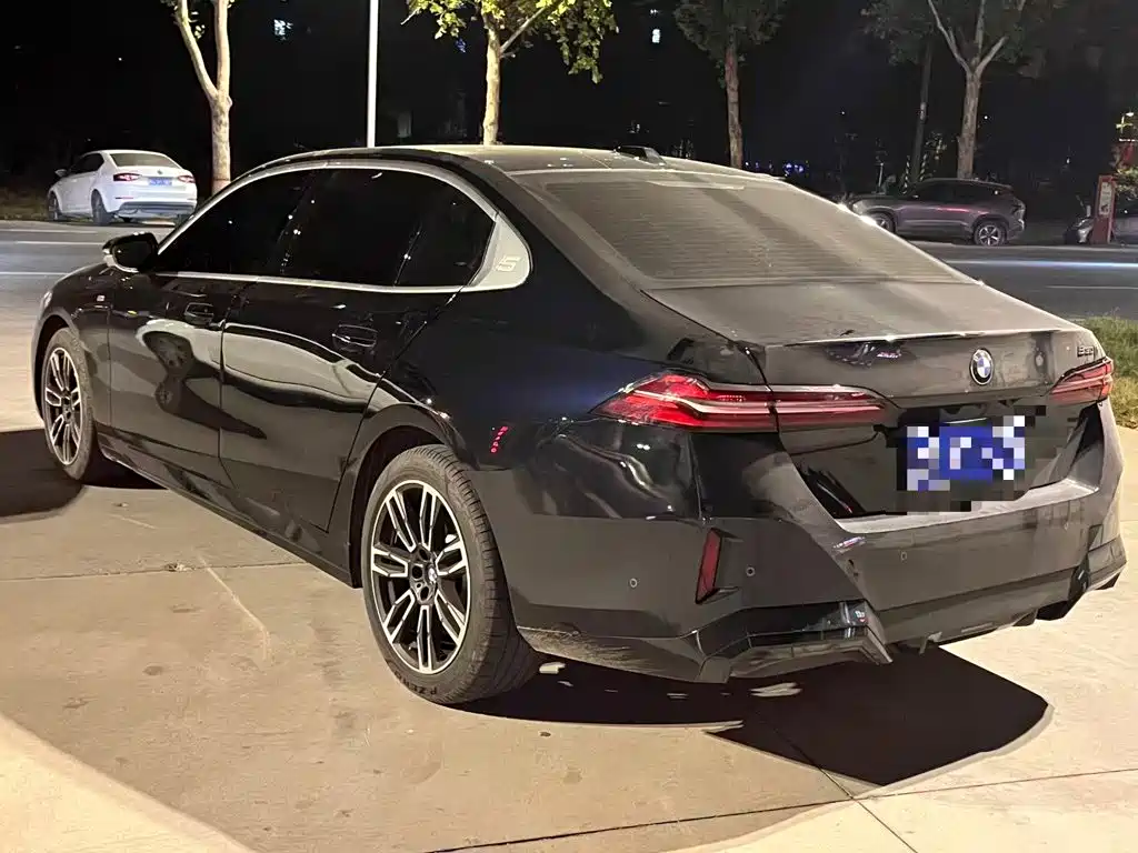 BMW 5 Series — миниатюра 9