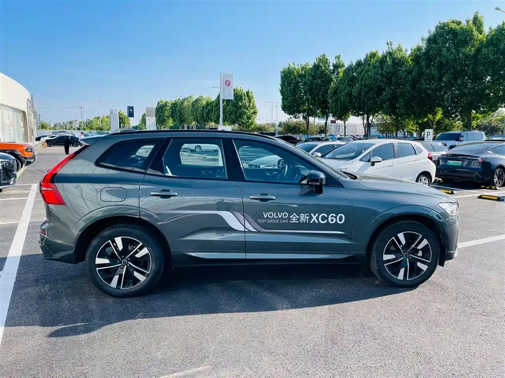 Volvo XC60 2026 B5 Sport