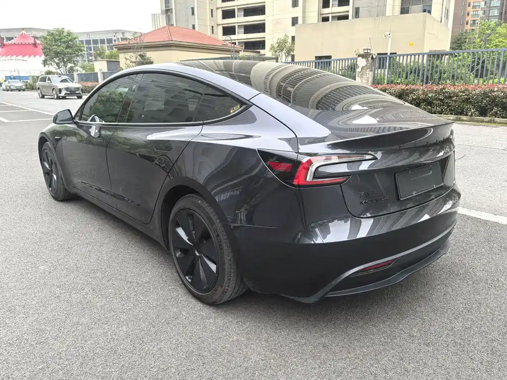 Tesla Model 3 — миниатюра 7
