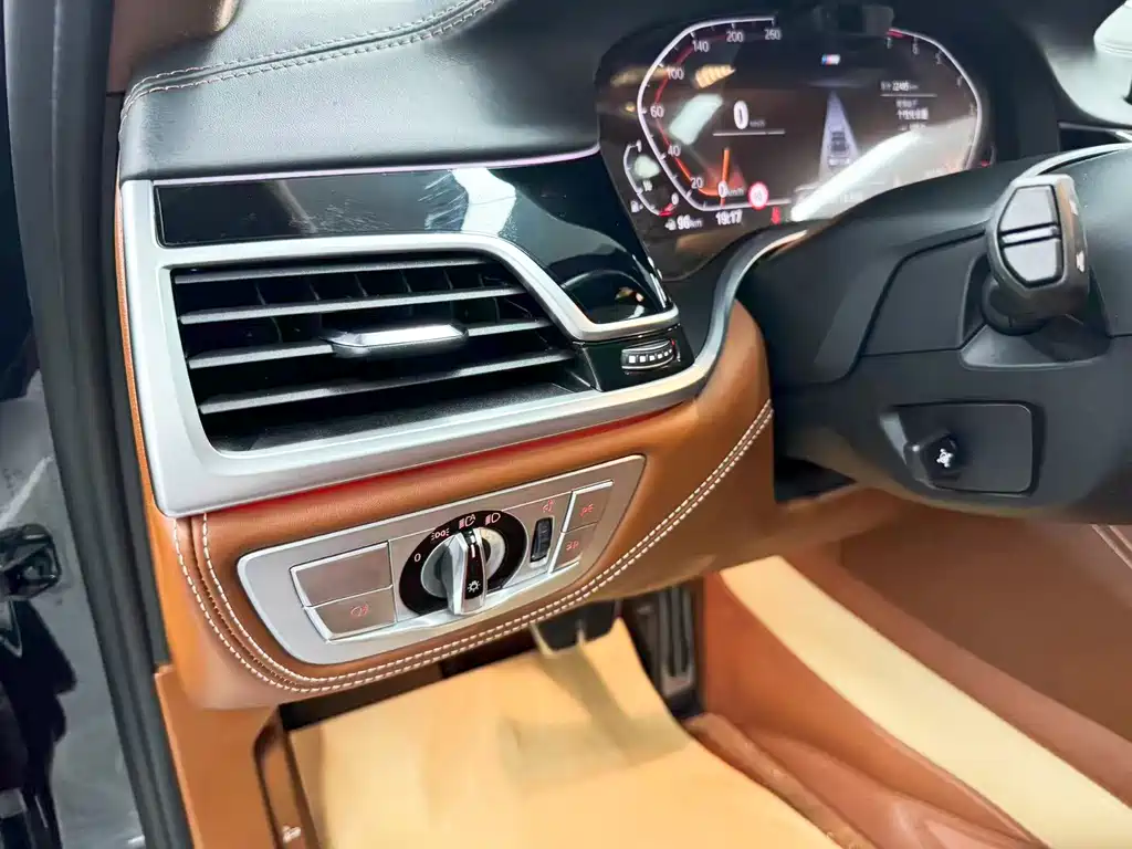 BMW 7 Series — миниатюра 10