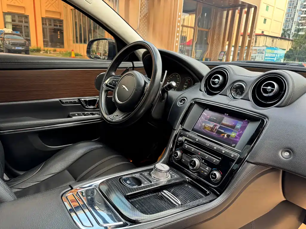 Jaguar XJ — миниатюра 12