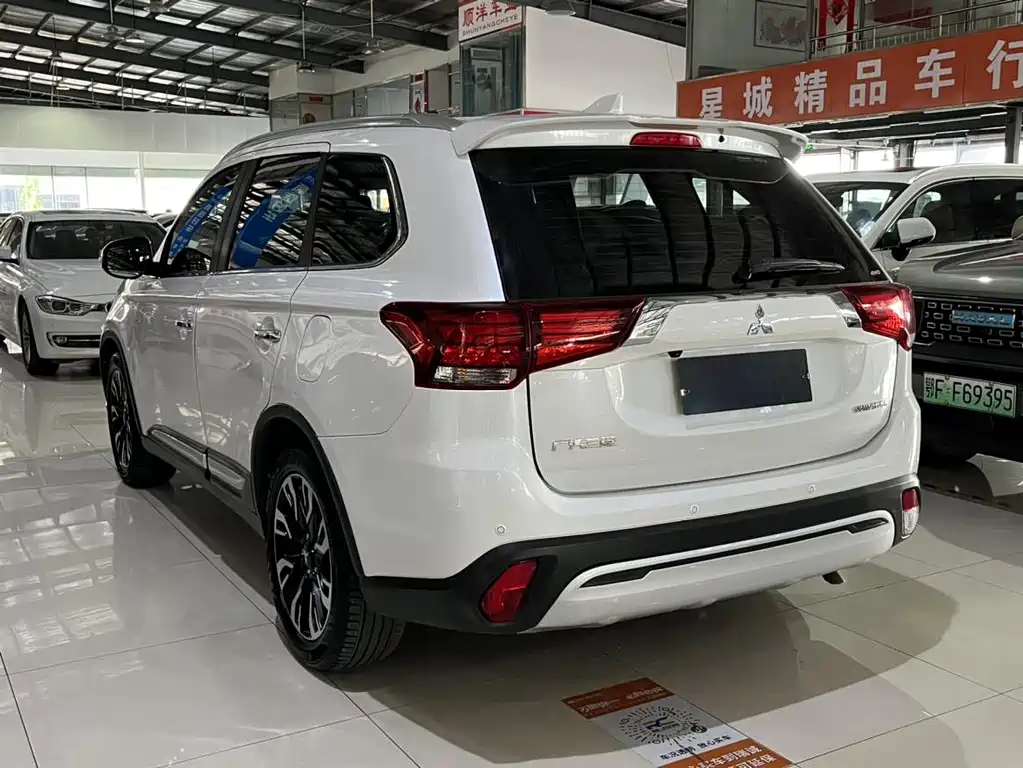 MITSUBISHI OUTLANDER