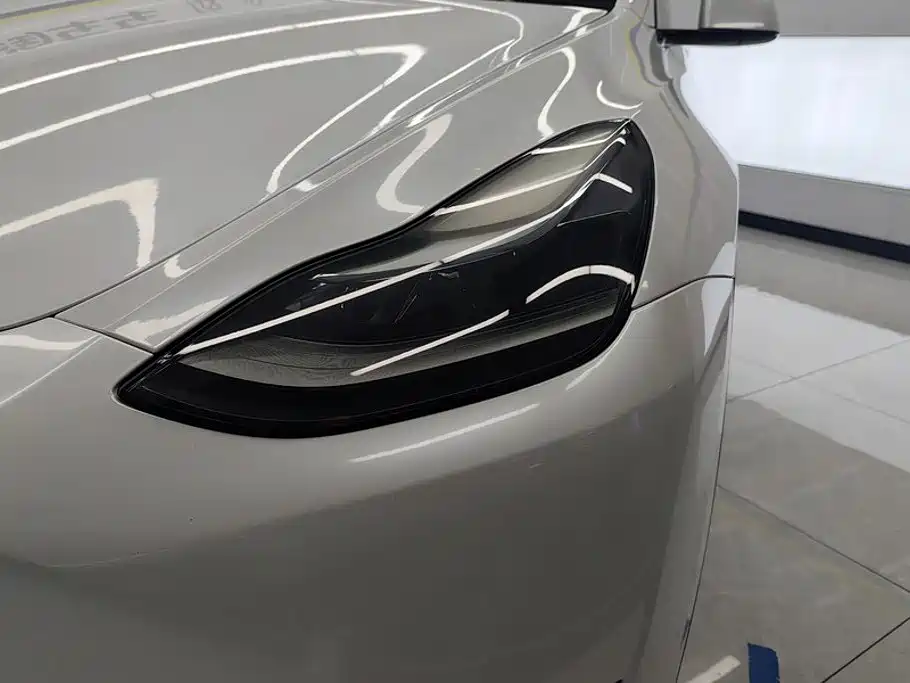 Tesla Model Y — миниатюра 5