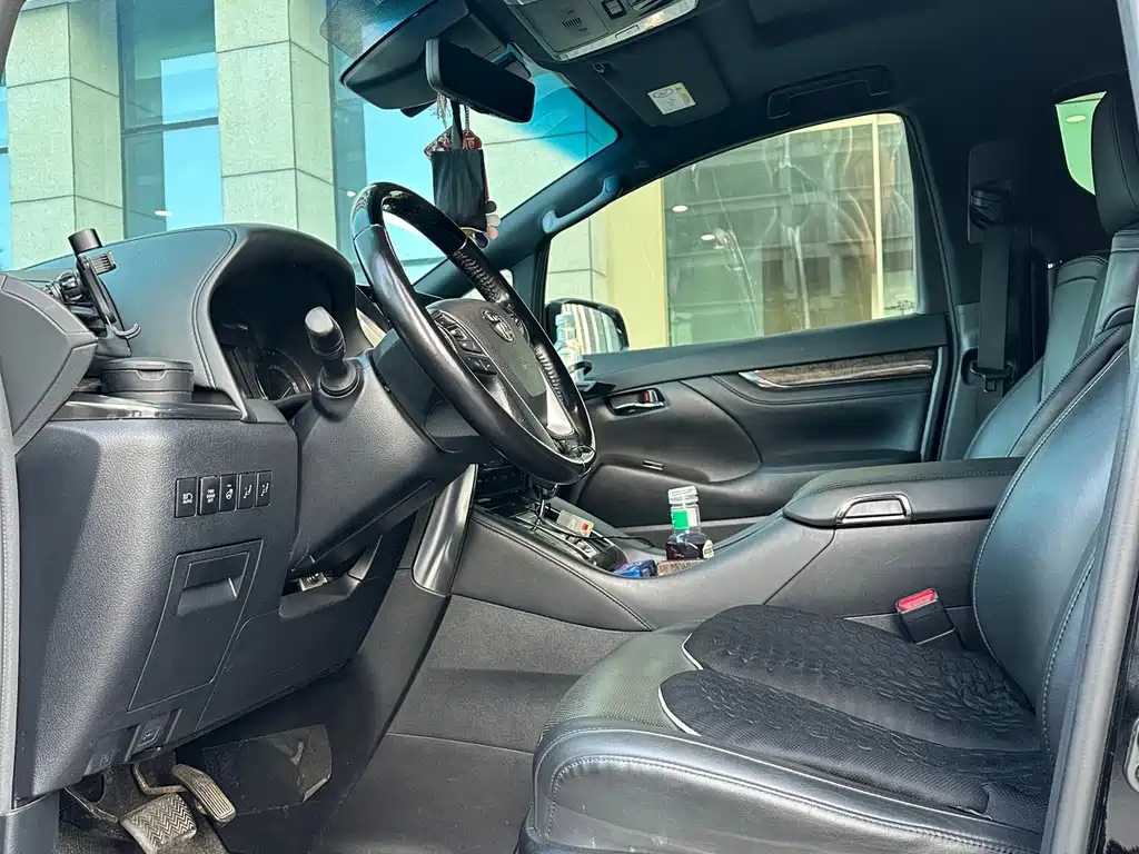 Toyota Alphard — миниатюра 4