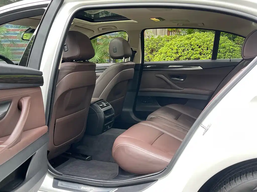 BMW 5 Series — миниатюра 8