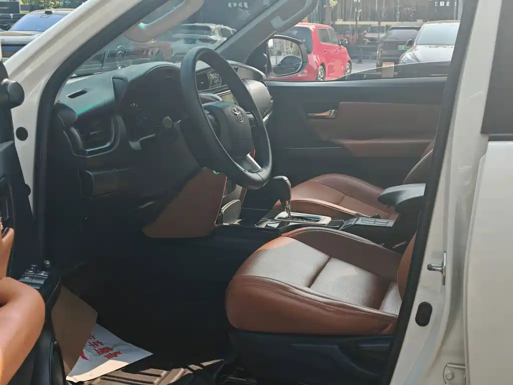 Toyota Fortuner — миниатюра 4