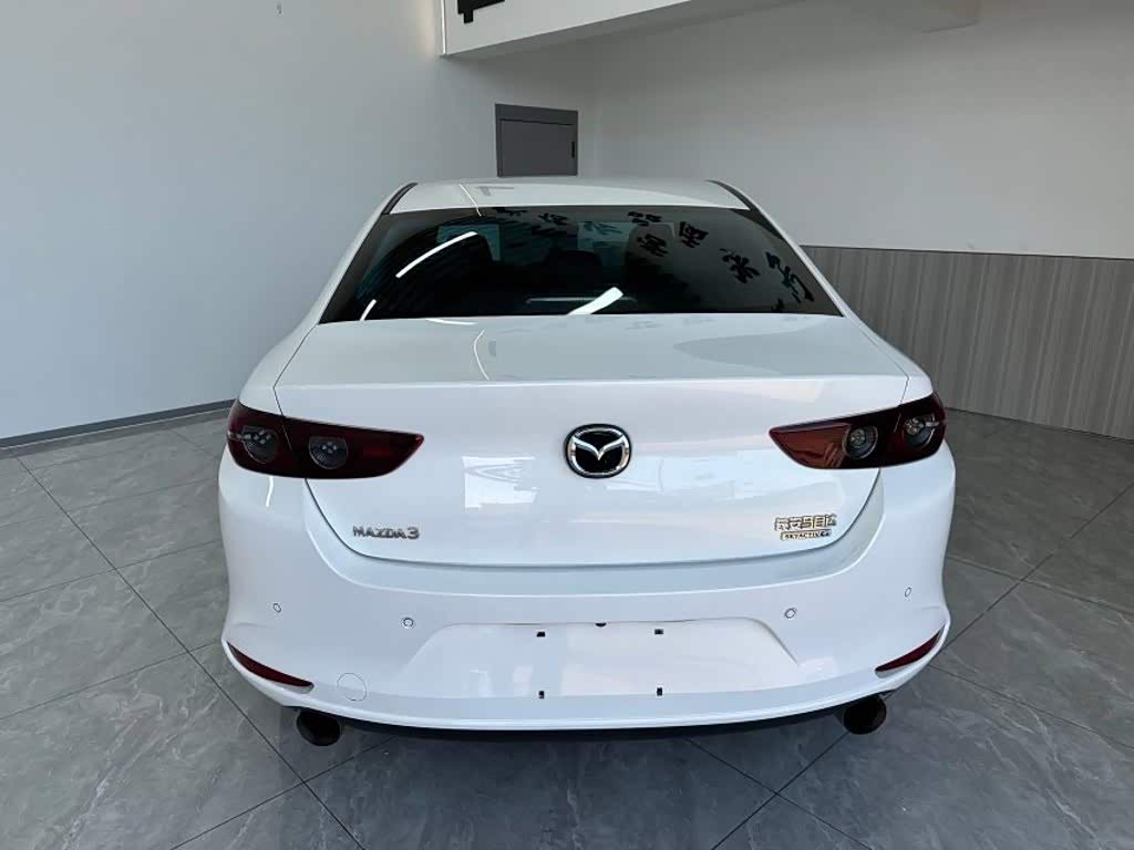 Mazda Mazda3 Axela 2.0 л 2023 г. Белый, пробег 32000 км