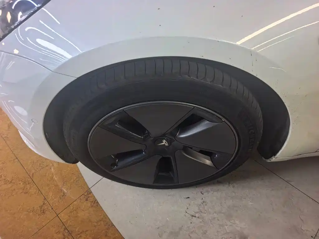 Tesla Model 3 — миниатюра 4