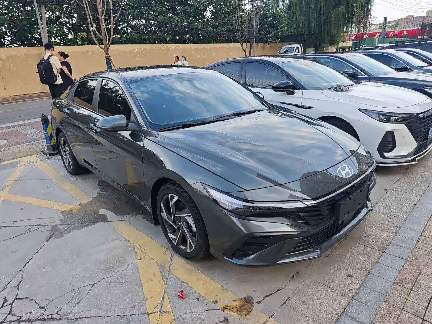 Hyundai Elantra 1.5 л 2024 г. Серебристо-серый, пробег 10000 км