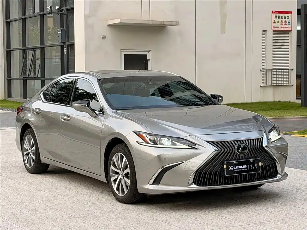 Lexus ES 2021 200