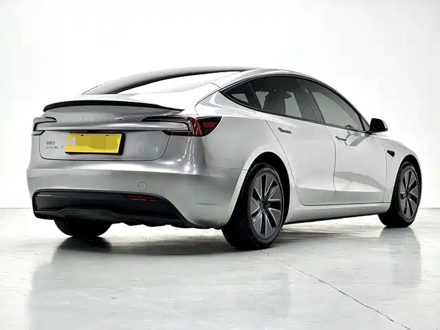 Tesla Model 3 — миниатюра 10