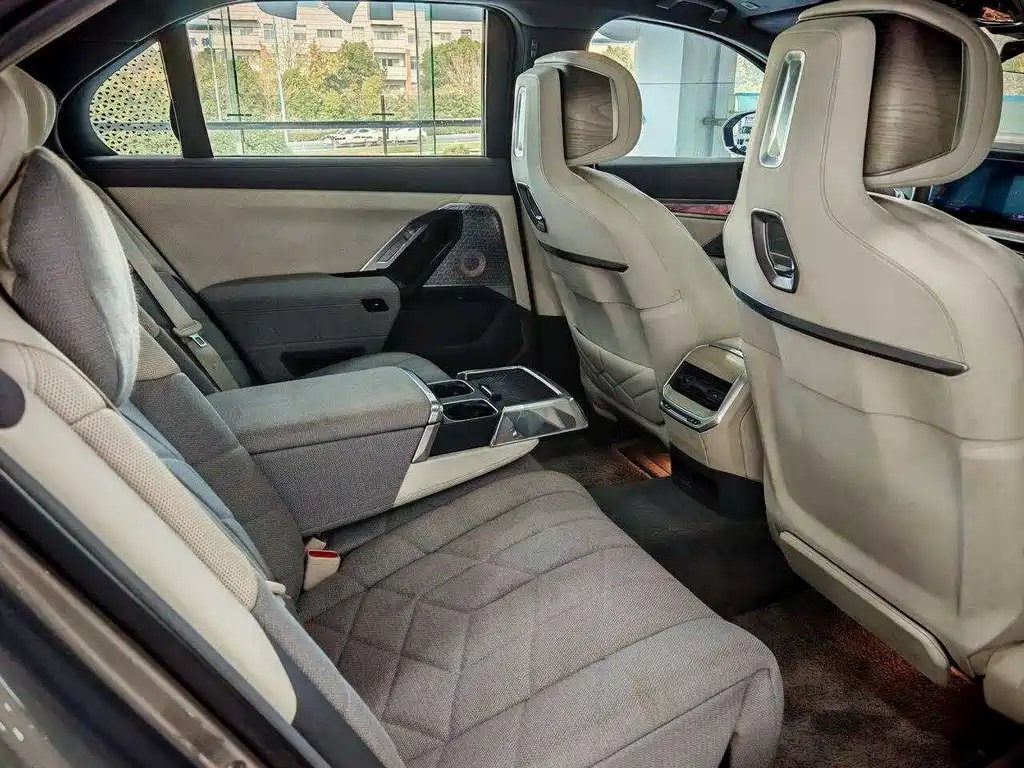 BMW i7 — миниатюра 17