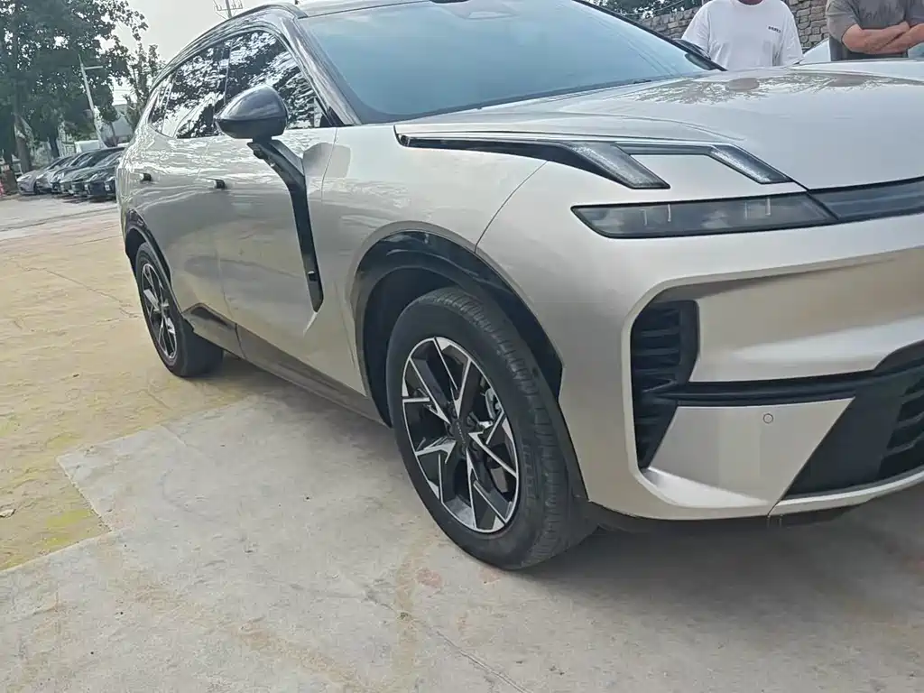 Lynk & Co 08 EM-P 2025