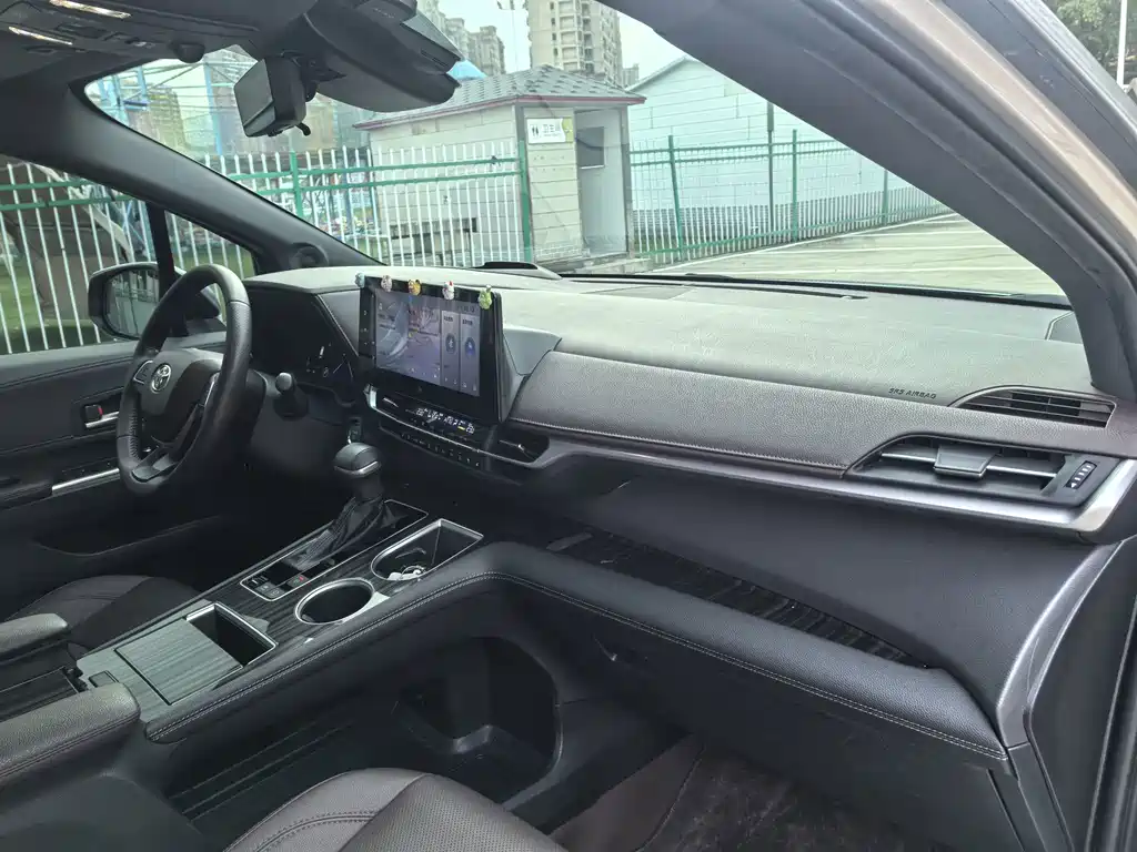 Toyota Sienna — миниатюра 14