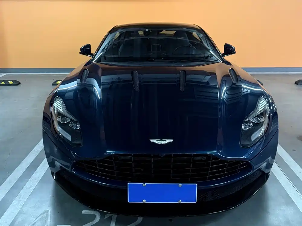 Aston Martin DB11 — миниатюра 2